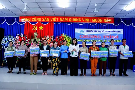 Hỗ trợ phụ nữ và trẻ em nghèo, có hoàn cảnh khó khăn vùng biên giới