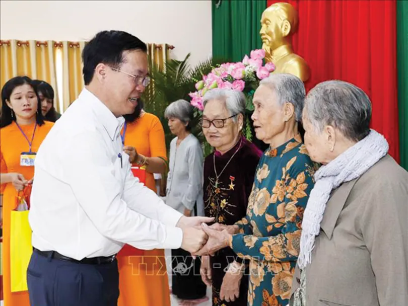 Chủ tịch nước Võ Văn Thưởng thăm, chúc Tết các tầng lớp nhân dân tại Vĩnh Long