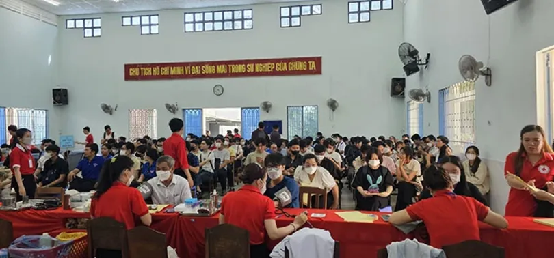 Đông đảo người dân tham gia hiến máu tại Lễ hội xuân hồng