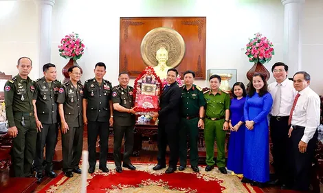 Ðoàn công tác Bộ Tư lệnh Lục quân - Quân đội Hoàng gia Campuchia chúc Tết TP Cần Thơ và  Bệnh viện Hòa Hảo - Medic Cần Thơ