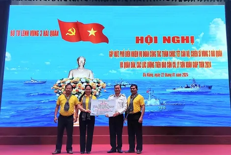 Thăm, tặng quà cán bộ, chiến sĩ Vùng 3 Hải quân