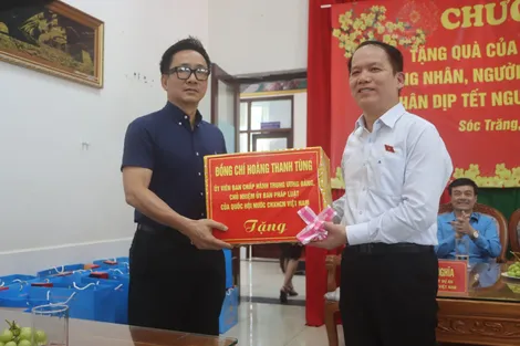 Đoàn công tác của Quốc hội thăm, tặng quà Tết cho công nhân, người lao động có hoàn cảnh khó khăn tại Sóc Trăng