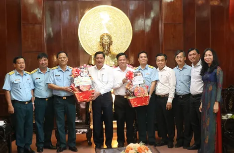 Lãnh đạo TP Cần Thơ tiếp đoàn cán bộ Sư đoàn 370 và Tổng Công ty Tân cảng Sài Gòn đến thăm, chúc Tết