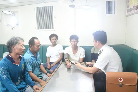 Tàu Hải quân cứu nạn thành công 5 ngư dân trên tàu cá Bình Định