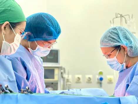 Cứu sống mẹ và bé bị sa dây rốn hiếm gặp