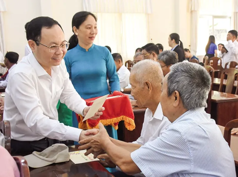 Lãnh đạo thành phố thăm, chúc Tết, tặng quà các gia đình chính sách