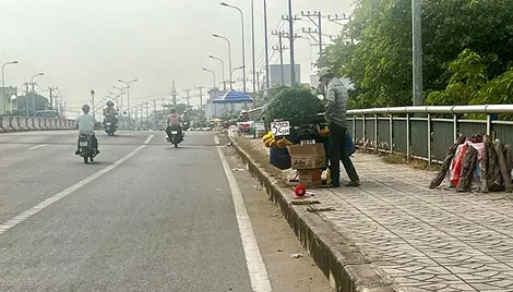 Nguy hiểm tình trạng buôn bán hàng hóa trên cầu