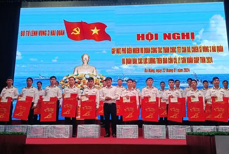 Hành trình vượt sóng đưa quà Tết đến với đảo xa