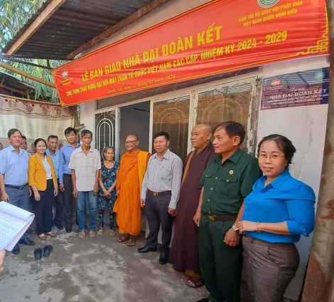 Bàn giao nhà Đại đoàn kết