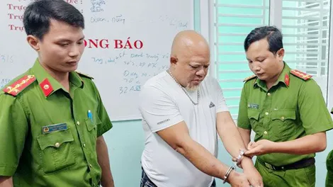 Kiên Giang: Bắt giam người đàn ông ngồi xe jeep đốt pháo sáng gây náo loạn đường phố
