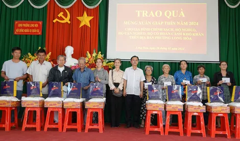 Trao tặng 40 phần quà đến bà con phường Long Hòa, quận Bình Thủy