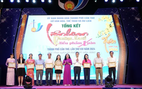 Trao giải Liên hoan Ca nhạc, ca cổ, tiểu phẩm xuân TP Cần Thơ năm 2024