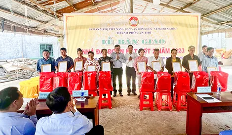 Bàn giao 100 căn nhà Đại đoàn kết