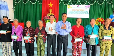 Tặng quà Tết người dân phường Bùi Hữu Nghĩa và xã Thạnh Lộc