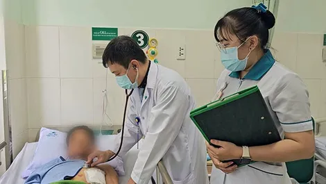 Phẫu thuật kết hợp xương sườn gãy bằng tấm nẹp cho người cao tuổi