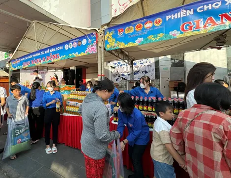 Hơn 300 bà con có hoàn cảnh khó khăn háo hức mua quà Tết “0 đồng” tại Phiên chợ Xuân Cái Khế