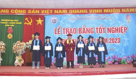Trường Đại học Kỹ thuật - Công nghệ Cần Thơ trao bằng tốt nghiệp đến 470 tân khoa