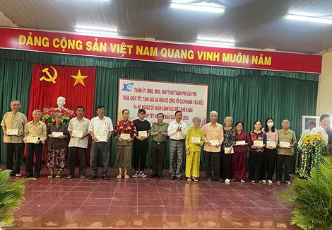 Thăm, chúc Tết, tặng quà các gia đình chính sách tiêu biểu