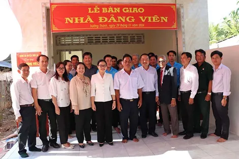 Bàn giao nhà đảng viên