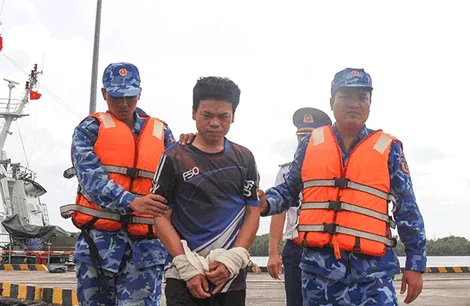 Bắt đối tượng truy nã đặc biệt lẫn trốn trên tàu đánh cá