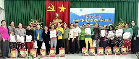 Tặng quà hội viên phụ nữ có hoàn cảnh khó khăn dịp Tết Nguyên đán