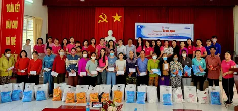 Trao quà Tết hội viên phụ nữ, hộ có hoàn cảnh khó khăn trên địa bàn phường Thường Thạnh