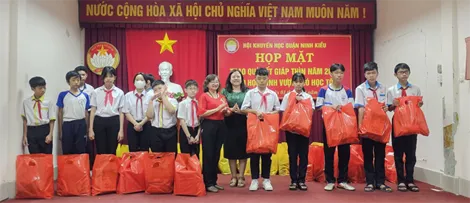 Đem xuân ấm đến với học sinh, giáo viên
