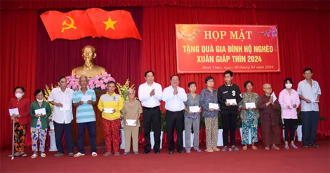 Nỗ lực chăm lo để người người, nhà nhà đều có Tết