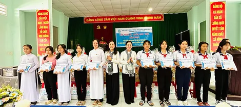 Về nguồn, tặng quà phụ nữ, trẻ em có hoàn cảnh khó khăn