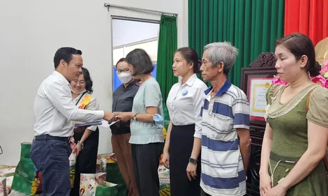 Trao quà cho người lao động, công đoàn viên ngành Y tế có hoàn cảnh khó khăn