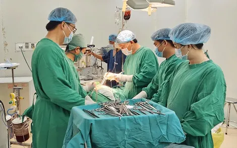 Mổ khẩn cứu người đàn ông bị bạn nhậu đâm thủng tim