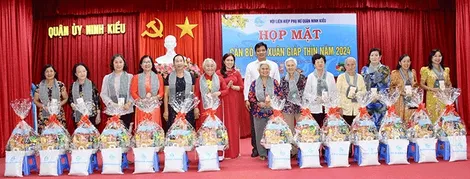 Họp mặt cán bộ Hội Phụ nữ