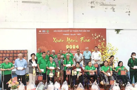 Tặng quà Tết cho người nghèo, hoàn cảnh khó khăn