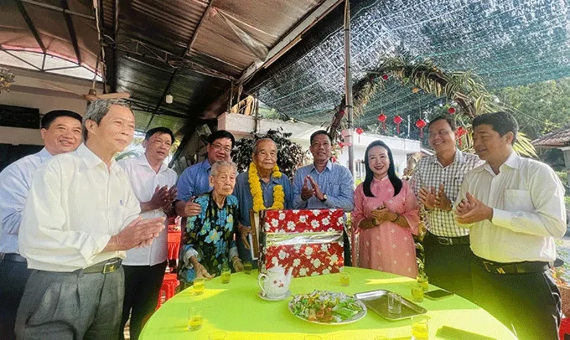 Lãnh đạo thành phố thăm, chúc thọ các cụ 100 tuổi ở huyện Phong Điền