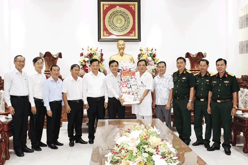 Lãnh đạo thành phố đến thăm, chúc Tết các bệnh viện