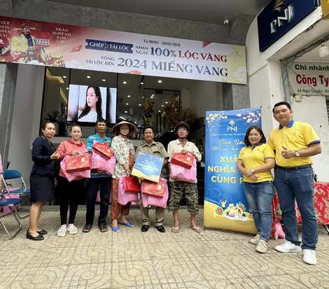 Chi nhánh PNJ Miền Tây triển khai chuỗi hoạt động "Xuân Nghĩa Tình Cùng PNJ” – trao quà Tết Giáp Thìn 2024.