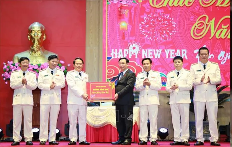 Chủ tịch Quốc hội Vương Đình Huệ thăm, chúc Tết Công an tỉnh Nghệ An