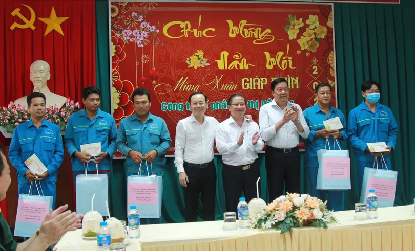 Lãnh đạo thành phố thăm các đơn vị trực Tết