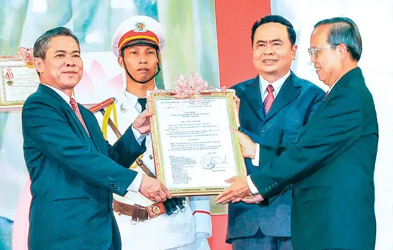 “Hai mươi năm ấy, biết bao nhiêu tình…”