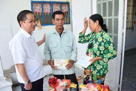 Đồng chí Trần Việt Trường thăm hỏi, động viên 6 hộ dân có nhà bị sạt lở