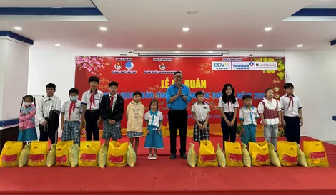 Hàng ngàn phần quà Tết đến với bà con, đoàn viên, thanh thiếu nhi