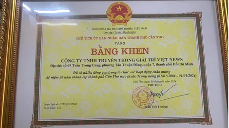Công ty TNHH Truyền thông Giải trí Việt News nhận bằng khen của Chủ tịch UBND TP Cần Thơ