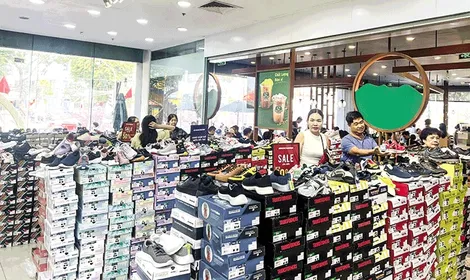 “Săn” lì xì, mua hàng khuyến mãi sau Tết