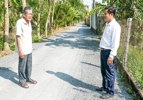 Tận tụy lo việc của dân