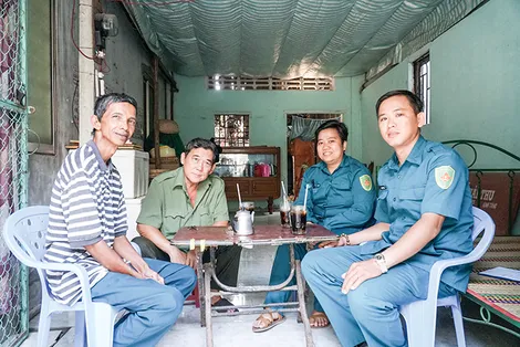 Động viên con trai tình nguyện nhập ngũ