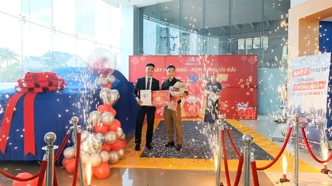 Khách hàng mua ô tô của Cần Thơ Ford nhận vàng trong ngày vía Thần Tài