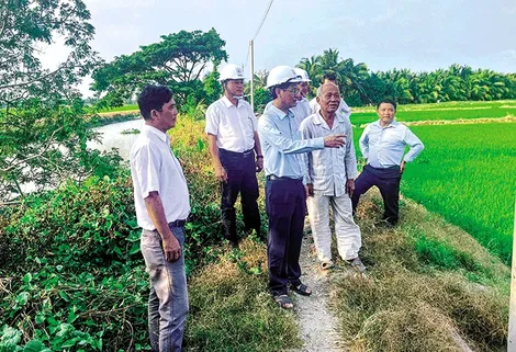 Chung tay góp sức đưa điện về kênh Năm Châu