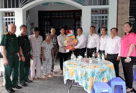 Lãnh đạo Bộ Tư lệnh Quân khu 9 và thành phố kiểm tra công tác tuyển quân và động viên thanh niên nhập ngũ