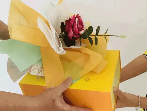 Yêu thương từ những món quà...