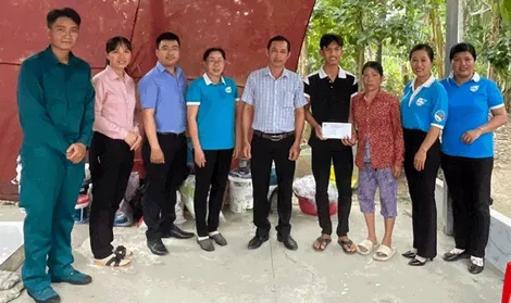 Tặng 48 phần quà con em hội viên chuẩn bị nhập ngũ